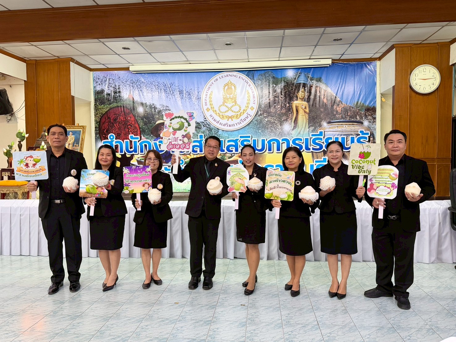 สกร.ราชบุรี 1 ลูก 1 ใจ ร่วมดื่มน้ำมะพร้าวกิจกรรมชาวราชบุรี รวมใจช่วยชาวสวนมะพร้าว